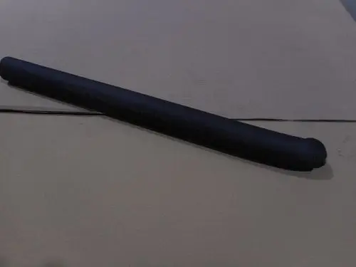 Schwarze isolierte Schlauchleitung von Remeha liegt auf braunem Untergrund. Die Enden sind abgerundet, die Oberfläche ist glatt und durchgehend ohne sichtbare Beschriftung.
